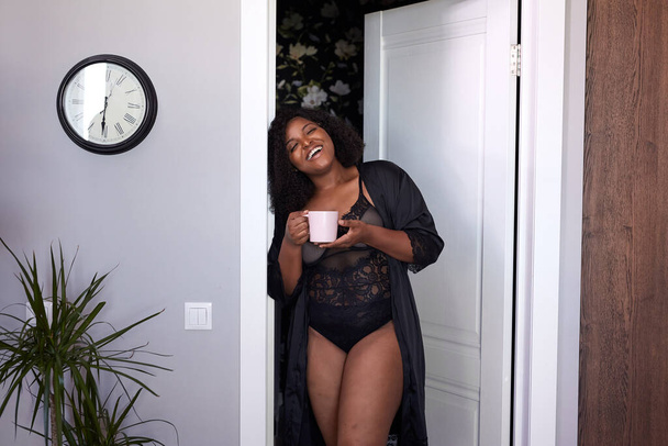 beautiful black lady drinking tea at home - Valokuva, kuva