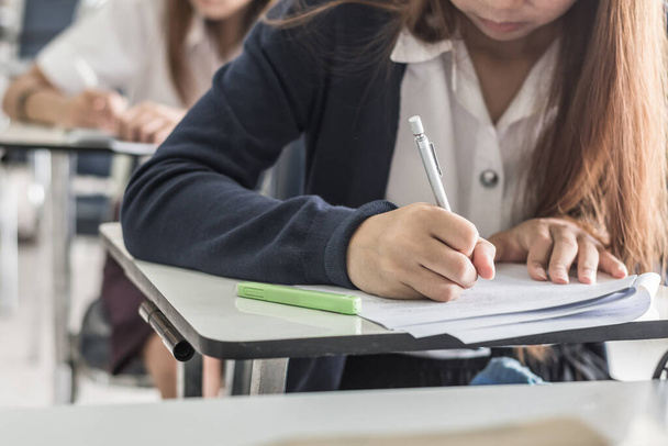 Blur Schule Hintergrund Universitätsstudenten schreiben Antwort tun Prüfung im Klassenzimmer - Foto, Bild