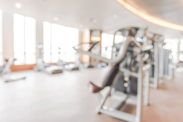 Blur centro de fitness de fundo ginásio ou health club com equipamento de exercício esportivo desfocado para treino aeróbico e musculação - Foto, Imagem