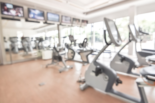 Fitnesscenter oder Fitnesscenter mit verschwommenen Sportgeräten für Aerobic-Workout und Bodybuilding - Foto, Bild