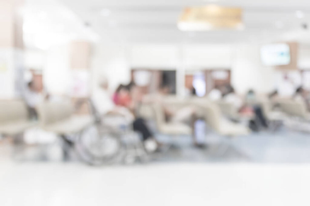 Wazige achtergrond kliniek of ziekenhuis wachtzaal en gang met patiënt in rolstoel in de buurt van verpleegkundige station - Foto, afbeelding