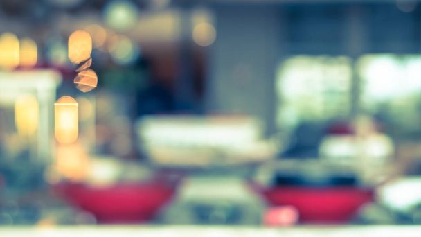 Открытый кухонный фон размытия в роскошном отеле ресторан объекта, показывающий шеф-повара приготовления пищи над размытым рецептом пищи для буфета общественного питания - Фото, изображение