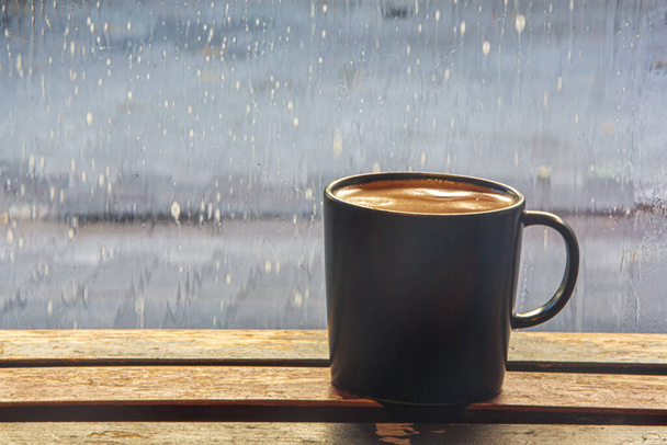 Vorderseite Kaffeetasse auf Holztisch - Foto, Bild