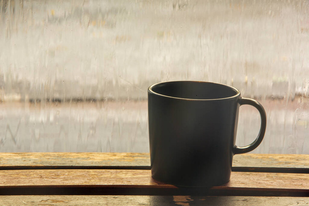 taza de café vista frontal en la mesa de madera - Foto, imagen