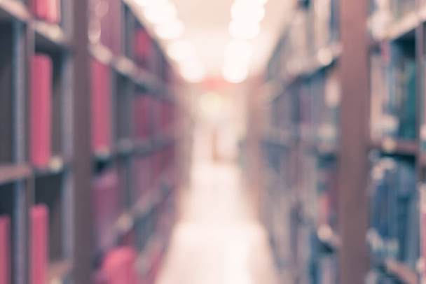 Eğitim geçmişi için kitap rafları bulunan bulanık okul kütüphanesi veya çalışma odası - Fotoğraf, Görsel