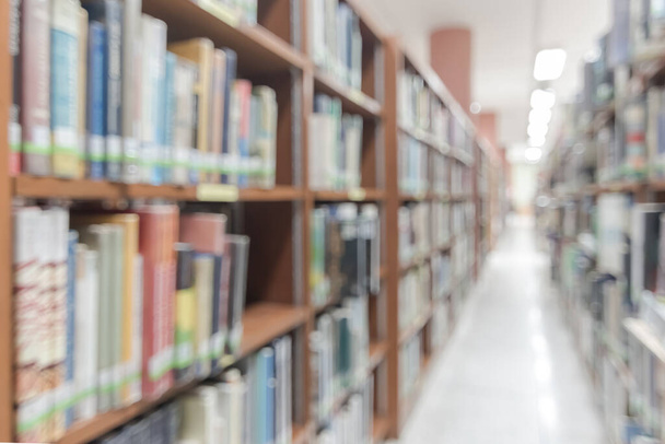 Blur biblioteca da escola ou sala de estudo com prateleiras de livros para educação de fundo - Foto, Imagem