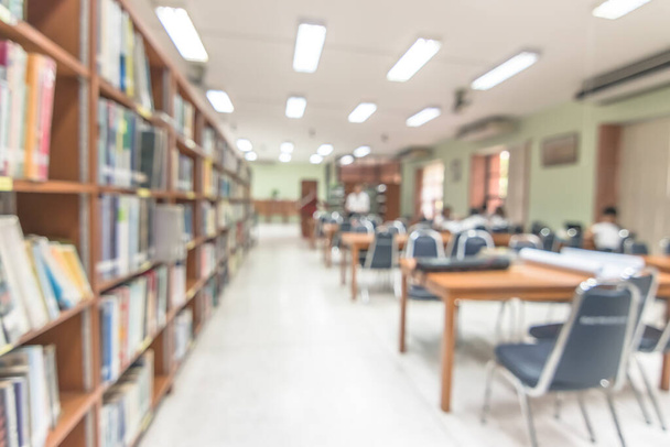Blur Schulbibliothek mit Bücherregalen, Tischen und Stühlen für Bildung Hintergrund  - Foto, Bild