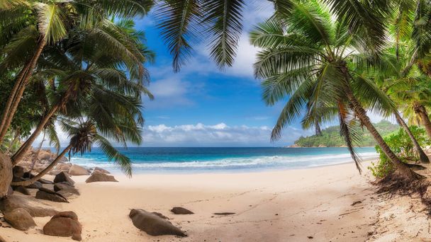 Panorama des tropischen Strandes auf der Paradiesinsel. - Foto, Bild