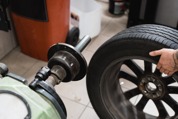 обрізаний вид механічного тримаючого колеса поблизу машини управління балансом
 - Фото, зображення