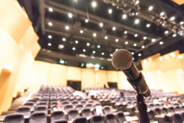 Microfone de alto-falante do Blur na sala de concertos do auditório ou na sala de reuniões do seminário em evento educacional de negócios  - Foto, Imagem