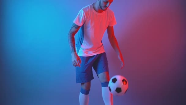 Jugador de fútbol profesional calentándose haciendo malabares con las piernas. Cámara lenta, vista frontal - Imágenes, Vídeo