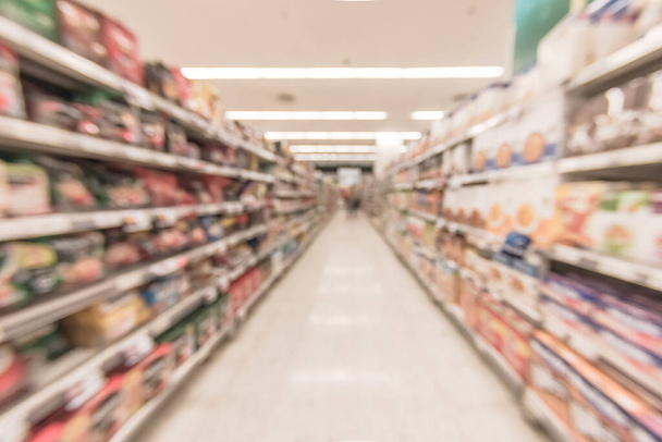 Bulanık süpermarket arka planında raflar yiyecek ürünleri ve alışveriş için günlük malzemeler var. - Fotoğraf, Görsel