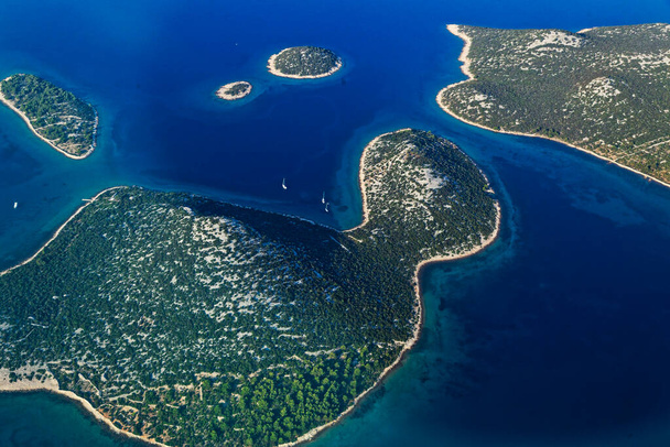 Vista aérea de la costa dentada con islas en el mar Adriático en Croacia - Foto, imagen