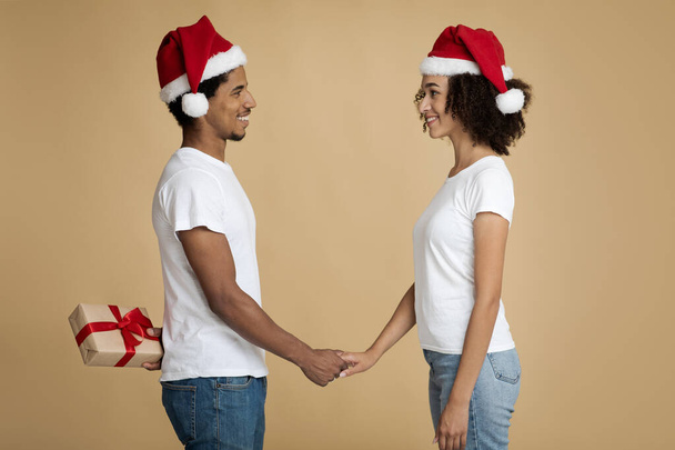 Пара влюбленных на Новый год и Рождество в самоизоляции дома - Фото, изображение