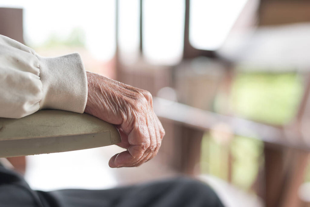 Parkinson-Patientin, ältere Seniorin unterstützt pflegende Familienangehörige bei Behinderten-Tageskonzept - Foto, Bild