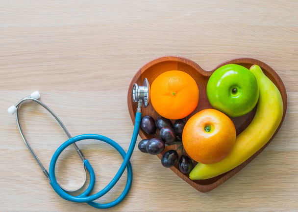 コレステロールダイエットと栄養士の概念的なアイデアを監視して心皿の中できれいな果物と健康的な食品栄養コンセプト - 写真・画像