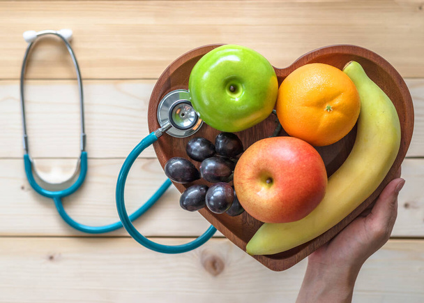 Kolesteroli ruokavalio, diabeteksen hallinta ja terveellinen ruoka ravitsemuksellinen käsite puhtaita hedelmiä sydämen lautasen kanssa kardiologi ja ravitsemusterapeutin seuranta käsitteellinen idea - Valokuva, kuva