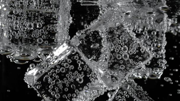 kostka ledu ve šumivé stříkající vodě se sodovou bublinou - Fotografie, Obrázek
