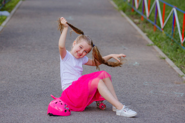 łyżwiarka dziewczyna gra na zewnątrz na ulicy  - Zdjęcie, obraz