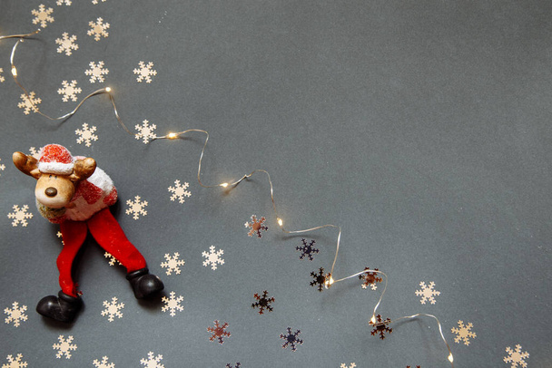 El fotógrafo de Año Nuevo gris con la guirnalda y los juguetes navideños - Foto, imagen