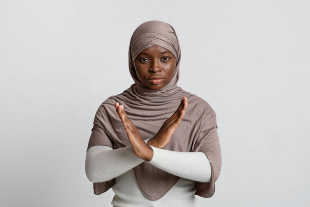 Nie zgadzaj się na rasizm. Czarny Muzułmanin kobieta pokazuje krzyż ręce Gesture - Zdjęcie, obraz
