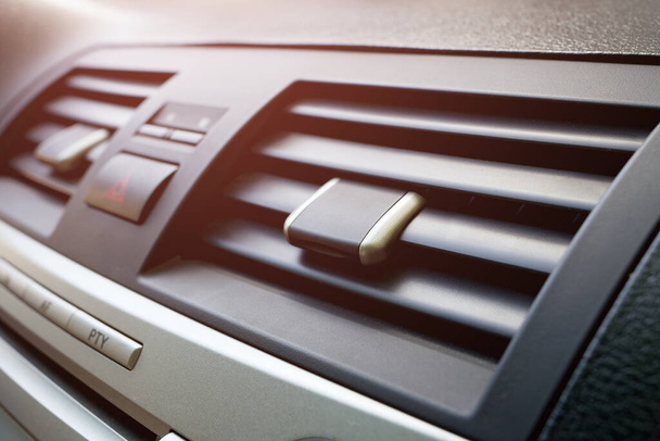 Detailní záběr ventilátoru nebo klimatizátoru mříží v interiéru vozu. Vyvětrání auta - Fotografie, Obrázek