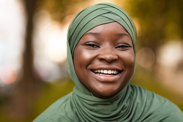 La vera felicità. Ritratto di allegra donna musulmana nera in velo Cordialmente ridente - Foto, immagini