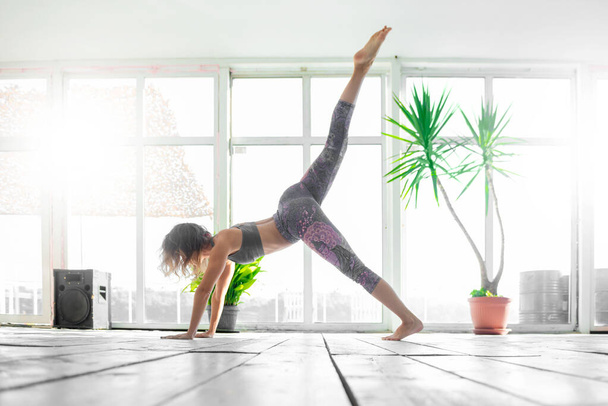 Kobieta rozciągająca ją podczas zajęć jogi - Zdjęcie, obraz