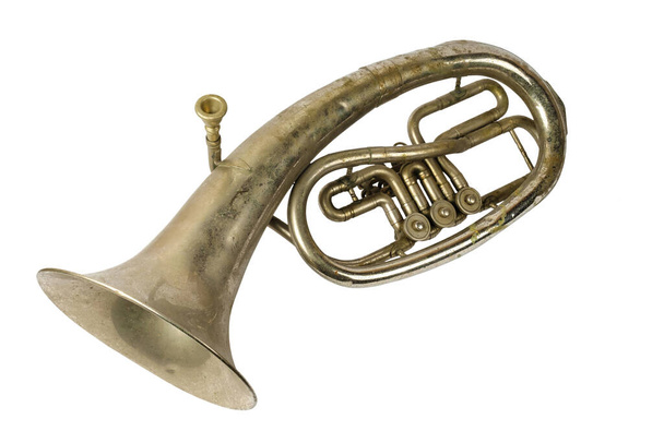 Corno de tenor vintage velho em uma superfície branca - Foto, Imagem