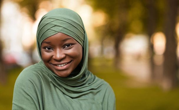 Nahaufnahme Porträt der schüchternen afrikanischen Muslimin im Hijab, die im Freien posiert - Foto, Bild