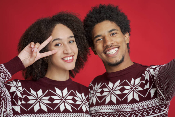 Οικογενειακή selfie φωτογραφία του νεαρού ζευγαριού σε Χριστούγεννα ή Πρωτοχρονιά - Φωτογραφία, εικόνα