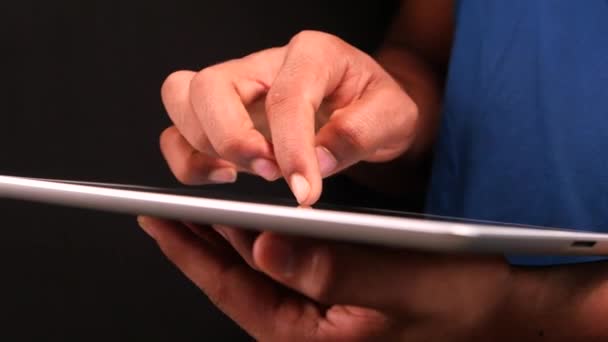  man hand met behulp van digitale tablet op zwarte achtergrond  - Video