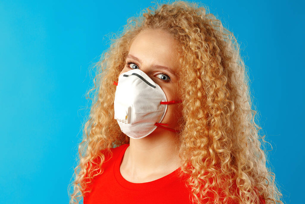 Beautiful young lady with curly hair wearing medical face mask - Foto, immagini