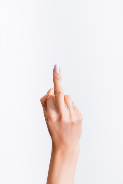 καλλιεργημένη άποψη της γυναίκας που δείχνει μεσαίο δάχτυλο απομονώνονται σε λευκό - Φωτογραφία, εικόνα