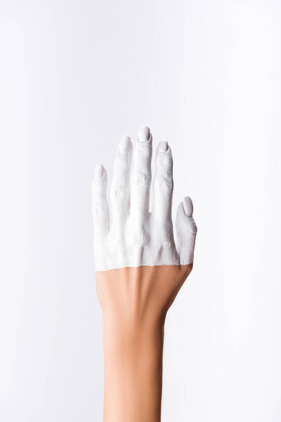 vista recortada de la mano con los dedos pintados aislados en blanco - Foto, Imagen