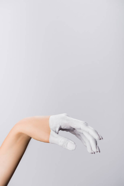 oříznutý pohled na ruku s malovanými prsty izolovanými na bílém - Fotografie, Obrázek