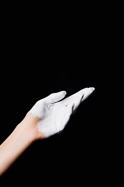 vista parziale di mano dipinta bianca isolata su nero - Foto, immagini