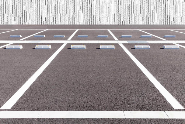 Άδειος χώρος στάθμευσης, Χώρος στάθμευσης με λευκό σήμα, Χώρος στάθμευσης εξωτερική λωρίδα σε δημόσιο πάρκο - Φωτογραφία, εικόνα