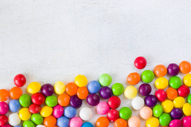 Skittles bonbons sur la table, fond de bonbons sucrés colorés - Photo, image