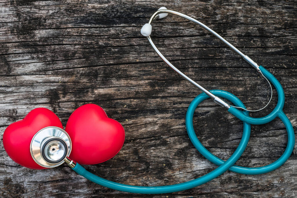 Υγειονομική ασφάλιση έννοια με κόκκινο έρωτα καρδιά με στηθοσκόπιο του γιατρού  - Φωτογραφία, εικόνα