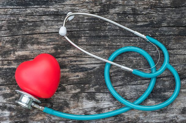 Seguro de saúde e conceito de dia mundial de saúde do coração com amor de coração vermelho com estetoscópio médico médico médico  - Foto, Imagem