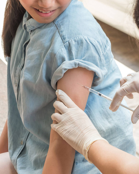 Immunisierung und Impfung zur Vorbeugung für kleine Mädchen - Foto, Bild