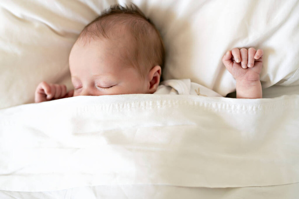 A Sweet newborn baby girl sleeping in white bed - Foto, Bild