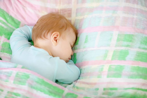 Adorable little baby girl sleeping in bed. Calm peaceful child dreaming during day sleep. Beautiful baby in parents bed. Sleeping together concept. - Foto, Bild