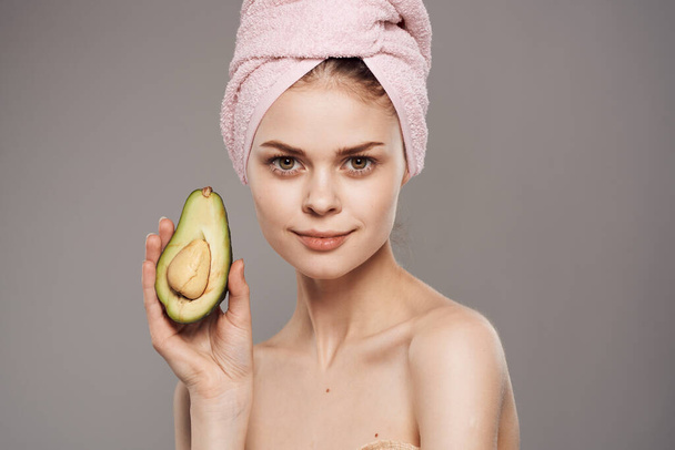 Mujer bonita hombros desnudos piel limpia cosméticos aguacate natural - Foto, imagen