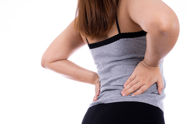 Frau leidet an Taille und Rücken Schmerzen isoliert weißen Hintergrund. Gesundheitsversorgung und medizinisches Konzept. - Foto, Bild