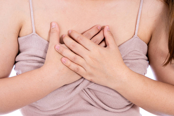 Femme touchant son cœur ou sa poitrine isolé fond blanc. Soins de santé concept médical ou de la vie quotidienne. - Photo, image