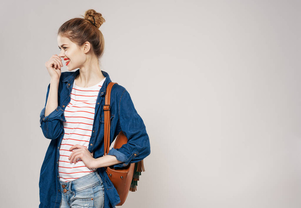 docela emocionální žena student backpacking módní oblečení šedé pozadí - Fotografie, Obrázek