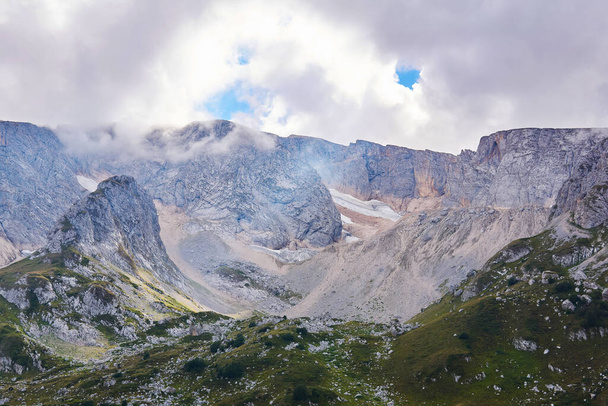 Cirque de montagne (vallée en forme de bol alpin) avec des glaciers en fonte et des prairies alpines au premier plan ; Mont Fisht, Caucase - Photo, image