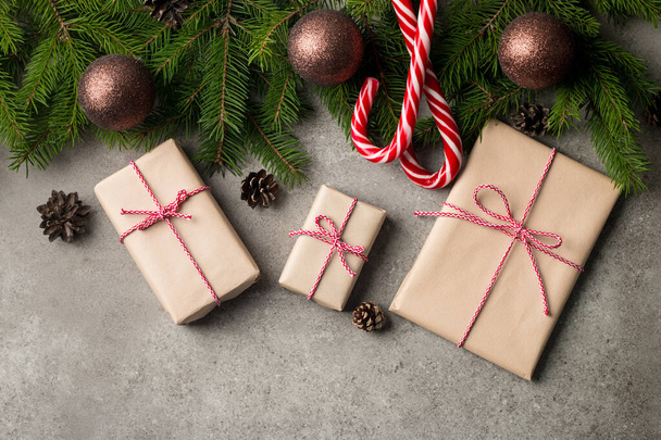 Новорічні та різдвяні подарунки під деревом. концепція зимових канікул
. - Фото, зображення